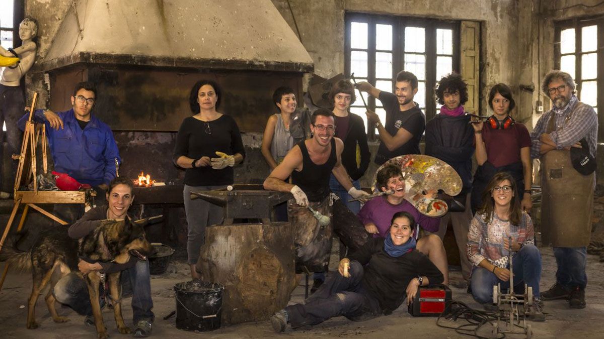 El equipo de Becas CIAN-m 2017, ante la fragua de los talleres del Pozo Viejo de Fabero.  | Ania Pedraza / Soraya Triana