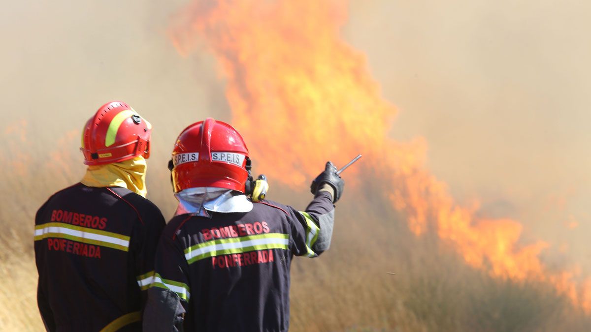 Bomberos de Ponferrada, en una actuación reciente. | César Sánchez (Ical) Bomberos de Ponferrada, en una actuación reciente. | César Sánchez (Ical)