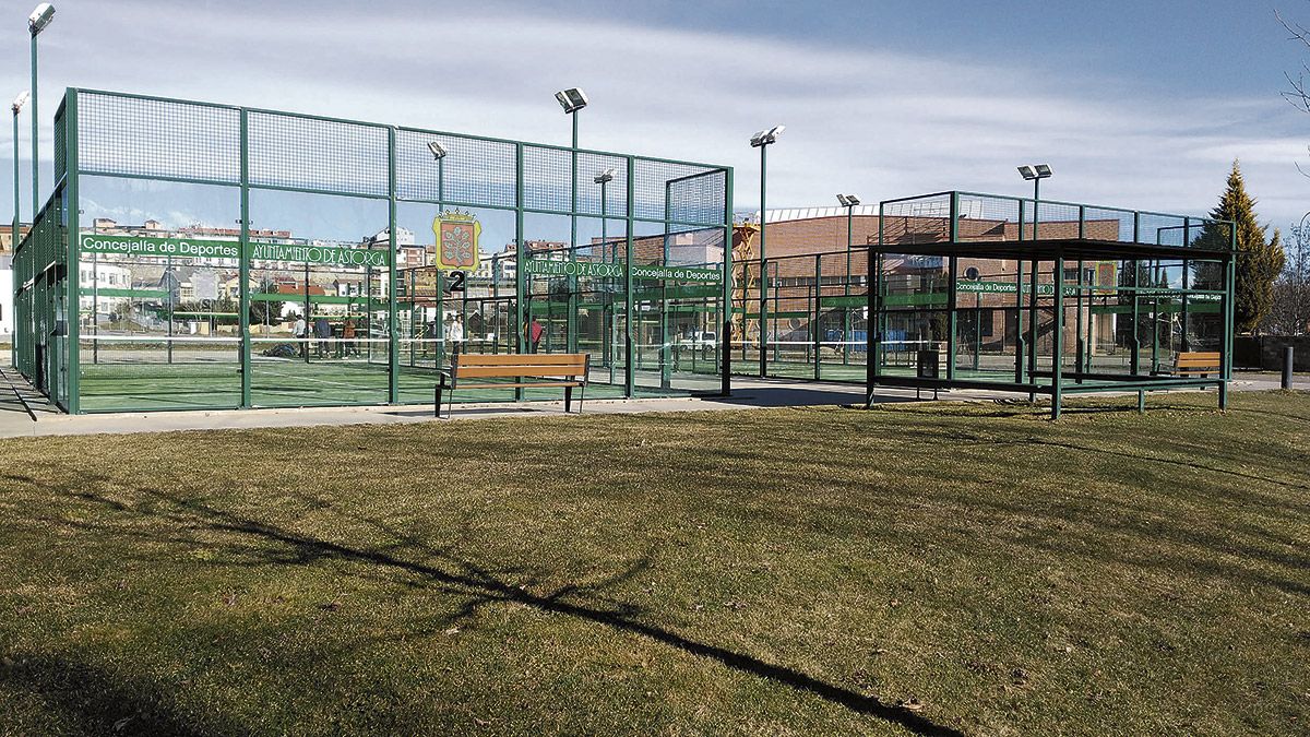 Imagen del exterior de las pistas de pádel de Astorga. | P.F.