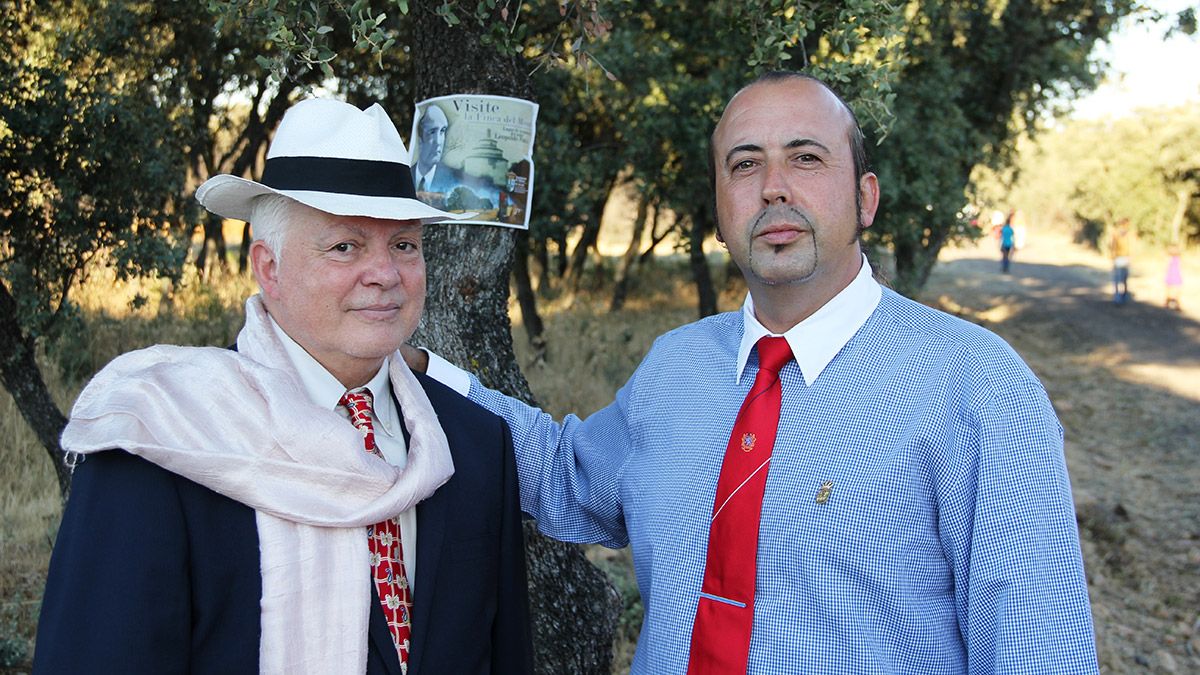 El catedrático Javier de la Rosa con el alcalde de Valderrey, Gaspar MiguelCuervo, en una imagen de archivo.