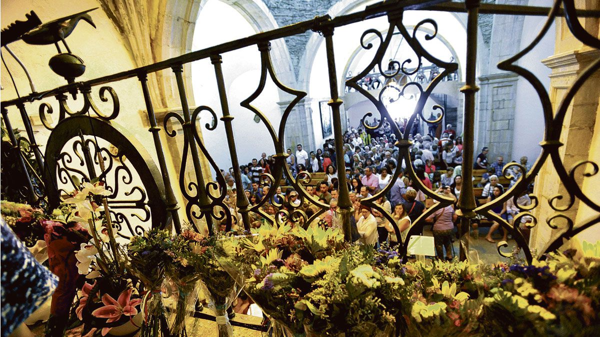 Besos y flores fueron una constante de los devotos de Laciana y Babia en la ermita de Carrasconte. | DANIEL MARTÍN