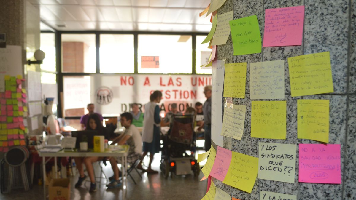Los encerrados en el centro siguen recopilando mensajes con quejas de los servicios sanitarios. | A.C.
