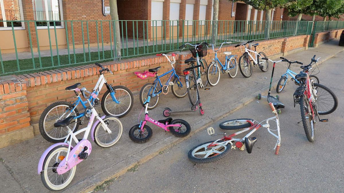 Trajín de bicicletas durante el verano en Zotes del Páramo. | LETICIA ALEGRE
