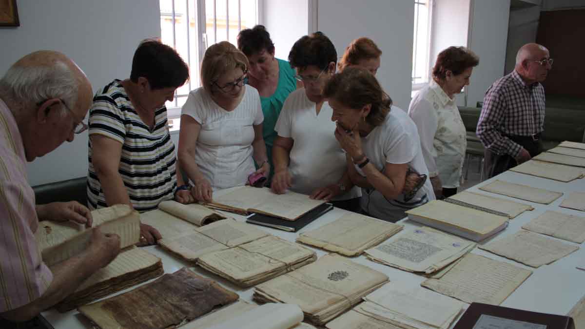 Vecinos de Estébanez de la Calzada contemplan los documentos. | L.N.C.