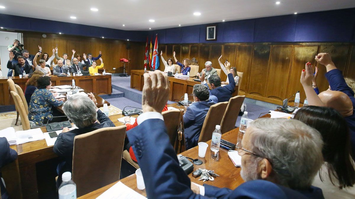 Imagen de archivo de un pleno del Ayuntamiento de Ponferrada. | CÉSAR SÁNCHEZ (ICAL)