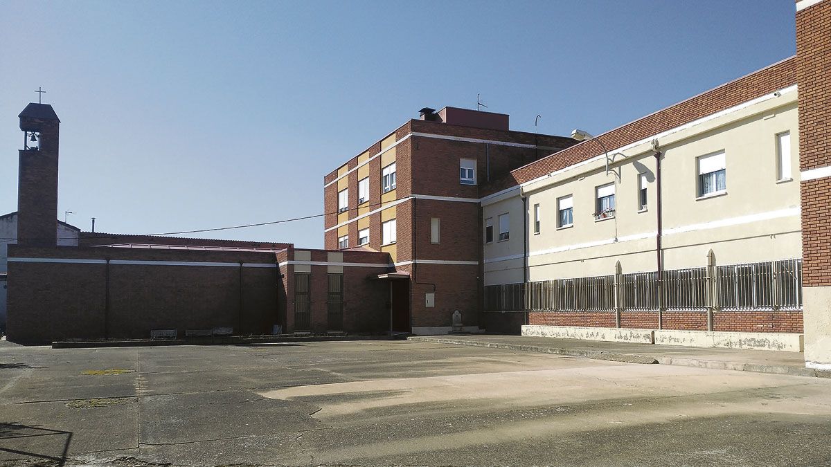 Exterior del colegio Divina Pastora de Benavides, en la actualidad. | P.F.