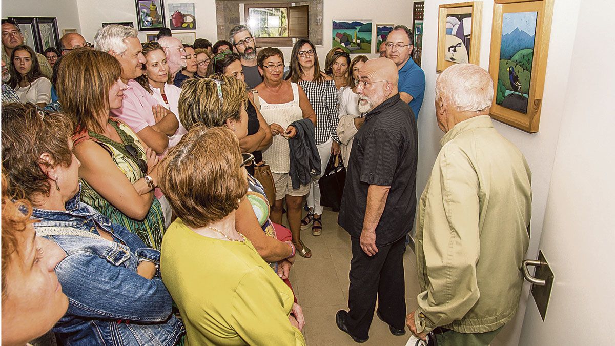 Manolo Sierra durante la visita guiada a la exposición. | VICENTE GARCÍA