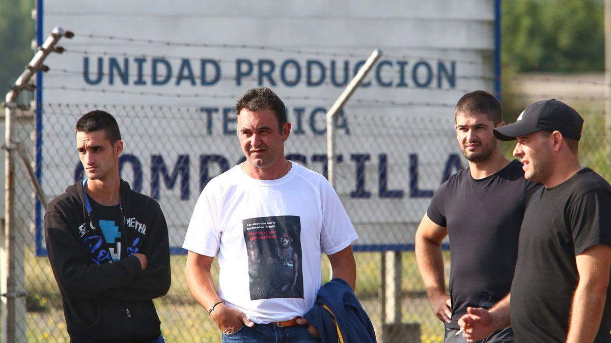 Mineros de la Astur-Leonesa se concentran ante la central de Compostilla en Cubillos del Sil en 2016. | CÉSAR SÁNCHEZ (ICAL)