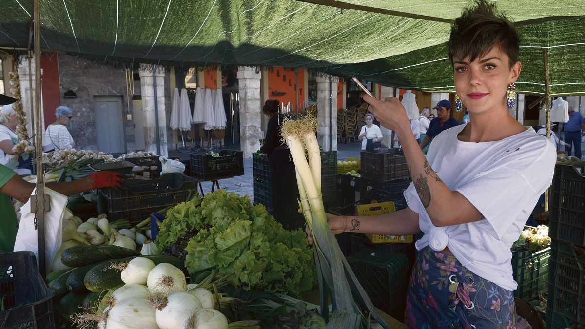 Tania en uno de los puestos del mercado de la Plaza Mayor de León, como buena aficionada a cocinar con productos frescos. | MAURICIO PEÑA