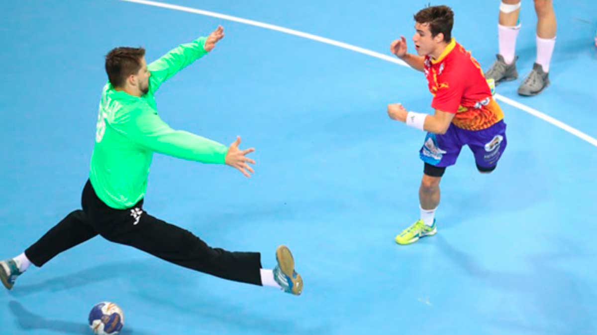 Gonzalo Pérez se dispone a batir al portero croata en semis. | IHF Gonzalo Pérez se dispone a batir al portero croata en semis. | IHF