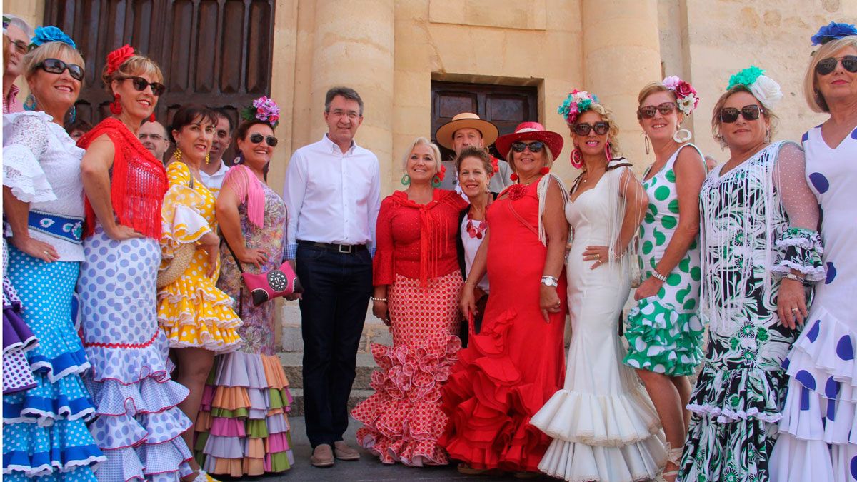 El alcalde Juan Martínez Majo con un grupo de mujeres ataviadas con los trajes tradicionales andaluces.