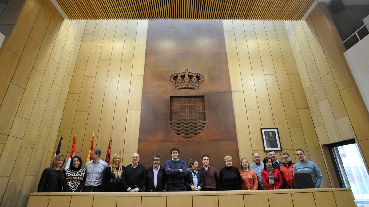 La corporación municipal al completo (a excepción de un edil del PSOE) antes del primer pleno celebrado en febrero en la nueva sede. | DANIEL MARTÍN