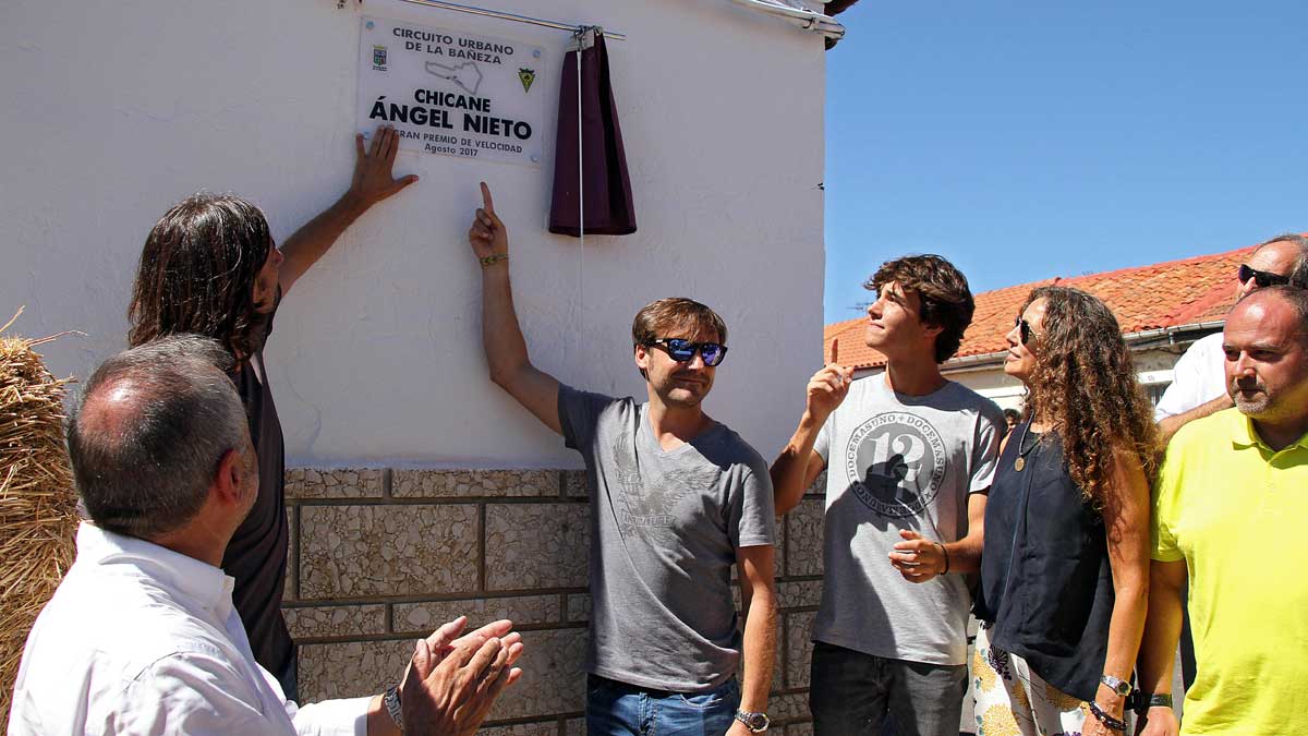 La familia de Ángel Nieto descubre la placa en su honor. | PEIO GARCÍA
