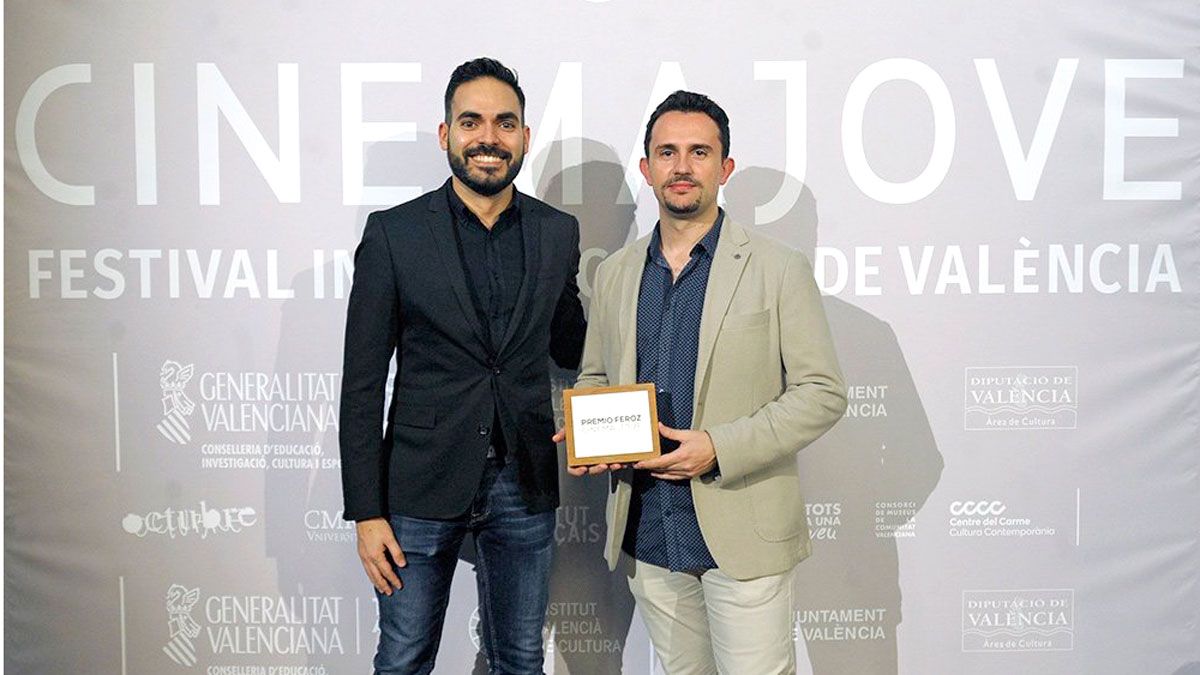 Juan Carlos Mostaza recibiendo de manos de David Martos el Premio Feroz en el Festival de Cine de Valencia.