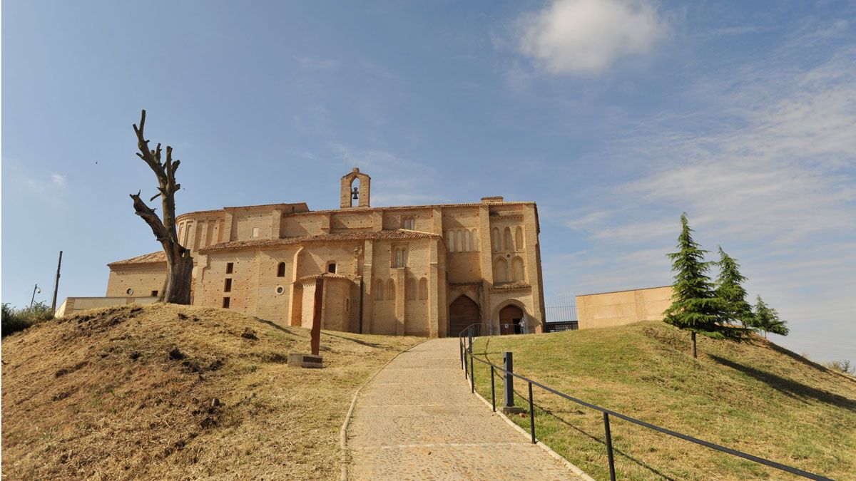 El Santuario de la Peregrina, que corona la población desde su atalaya, fue fundado a mediados del siglo XIII por los franciscanos. | DANIEL MARTÍN