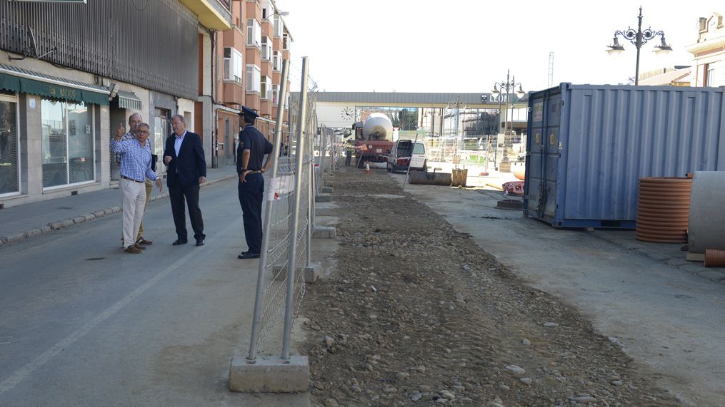 Un momento de la visita de Silván y López Benito a las obras del colector de la calle Astorga. | MAURICIO PEÑA