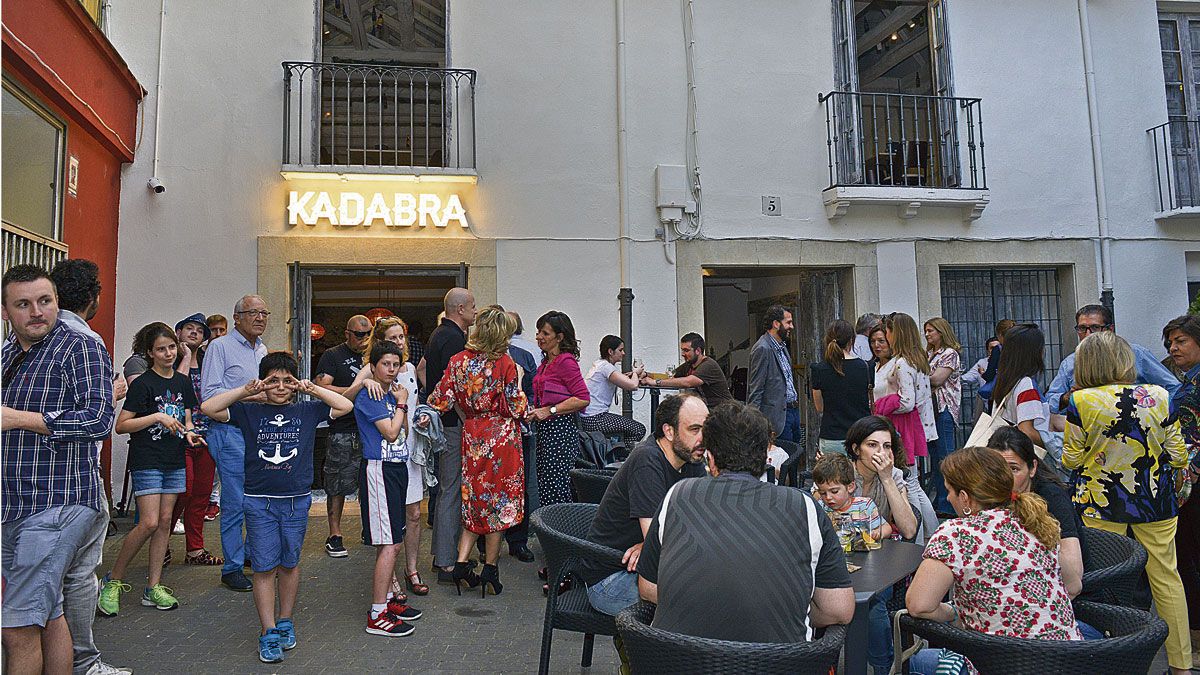 Un momento de la fiesta de inauguración del establecimiento de Kadabra en León. | MAURICIO PEÑA