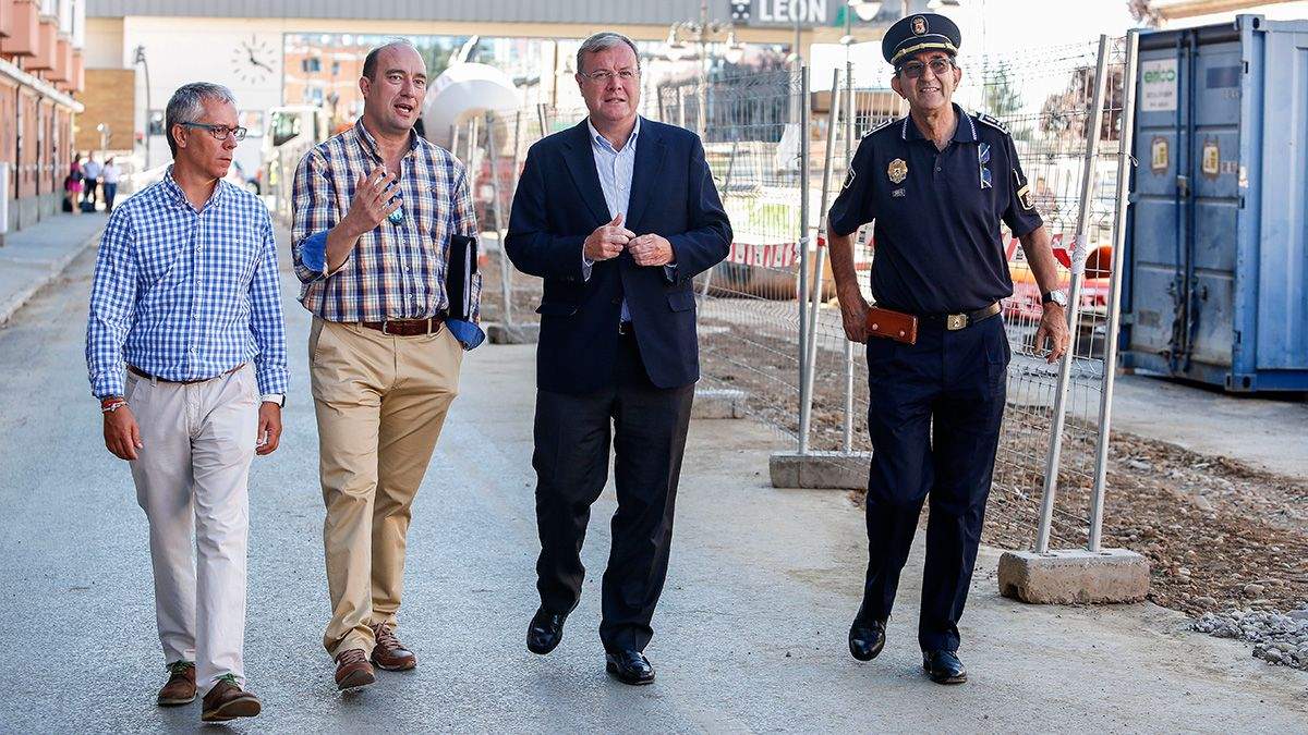 Silván, durante su visita de este lunes a las obras de la calle Astorga. | CARLOS CAMPILLO