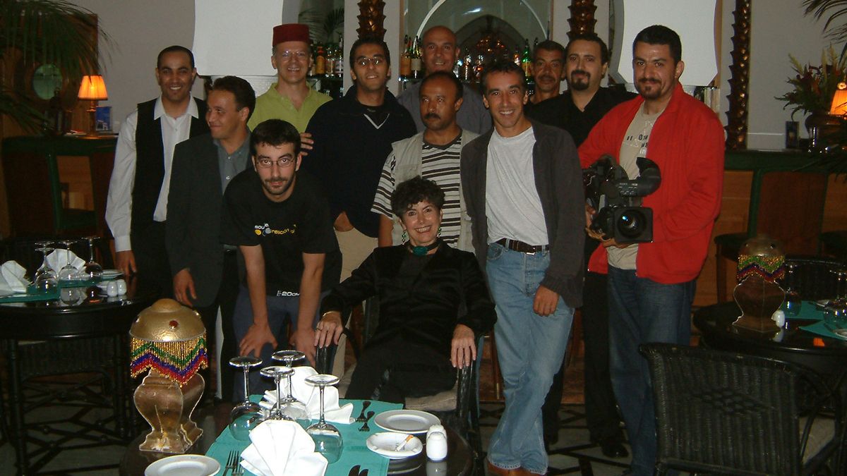 El equipo de rodaje de Hanan en en el Rick´s café de Casablanca. | VALENTÍN CARRERA El equipo de rodaje de Hanan en en el Rick´s café de Casablanca. | VALENTÍN CARRERA