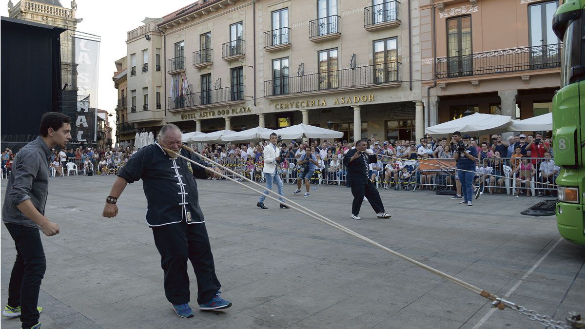 Una imagen de la exhibición de los Jiménez, ayer en Astorga. | MAURICIO PEÑA