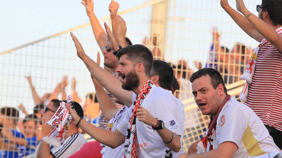 Aficionados de la Cultural, en las gradas durante el choque ante el Lorca. | PHOTODEPORTE Aficionados de la Cultural, en las gradas durante el choque ante el Lorca. | PHOTODEPORTE