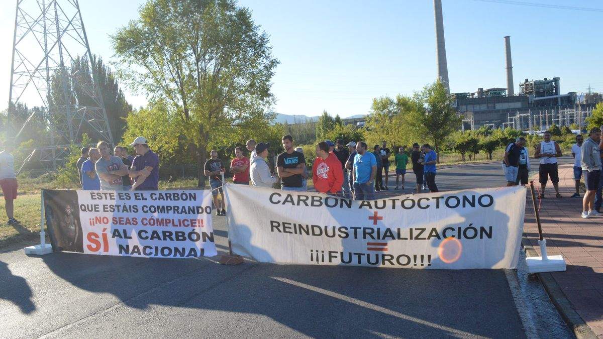 Los trabajadores de la Minero siguen concentrándose en Compostilla. | M.I.