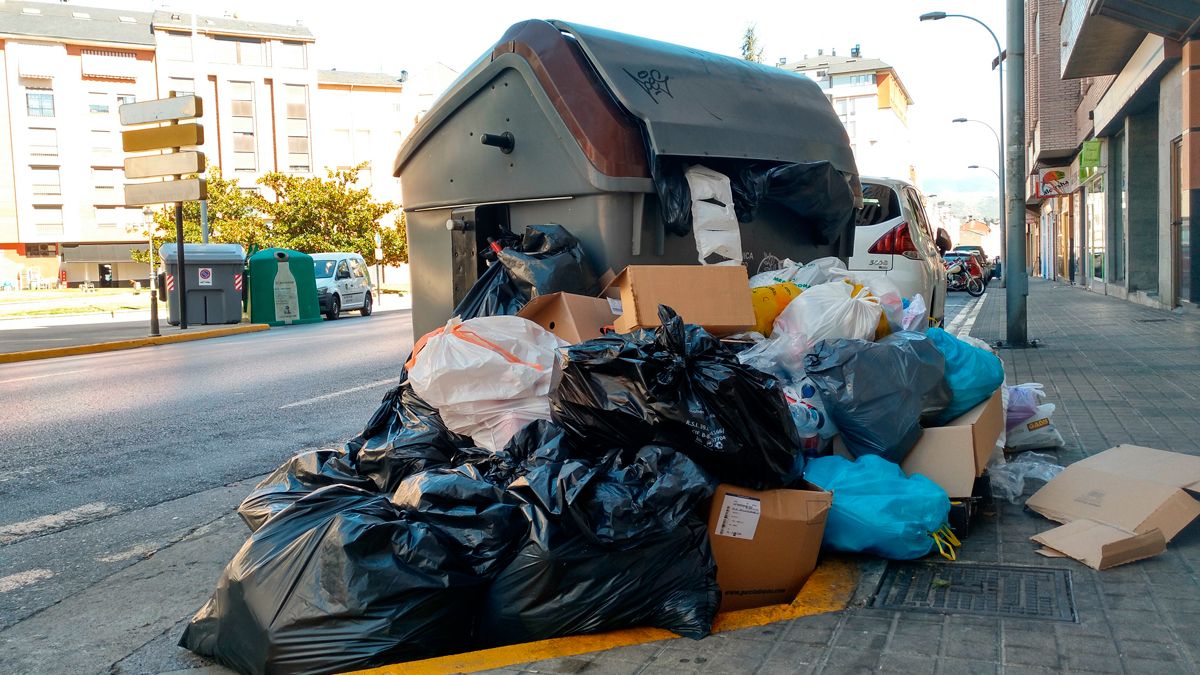 El rastro de la huelga se deja ver y oler ya por las calles de Ponferrada. | MAR IGLESIAS