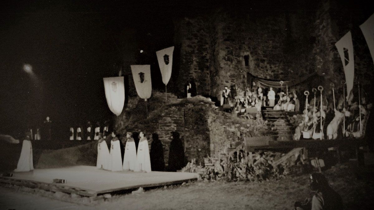 Una de las primeras representaciones de compañía Conde Gatón en el Castillo de los Templarios . | CONDE GATÓN
