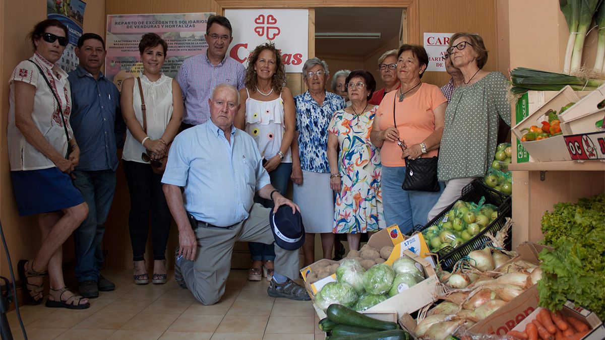 Reparto de los excedentes de productos de la huerta ayer en el despacho de Cáritas de Valencia de Don Juan. | T.G.