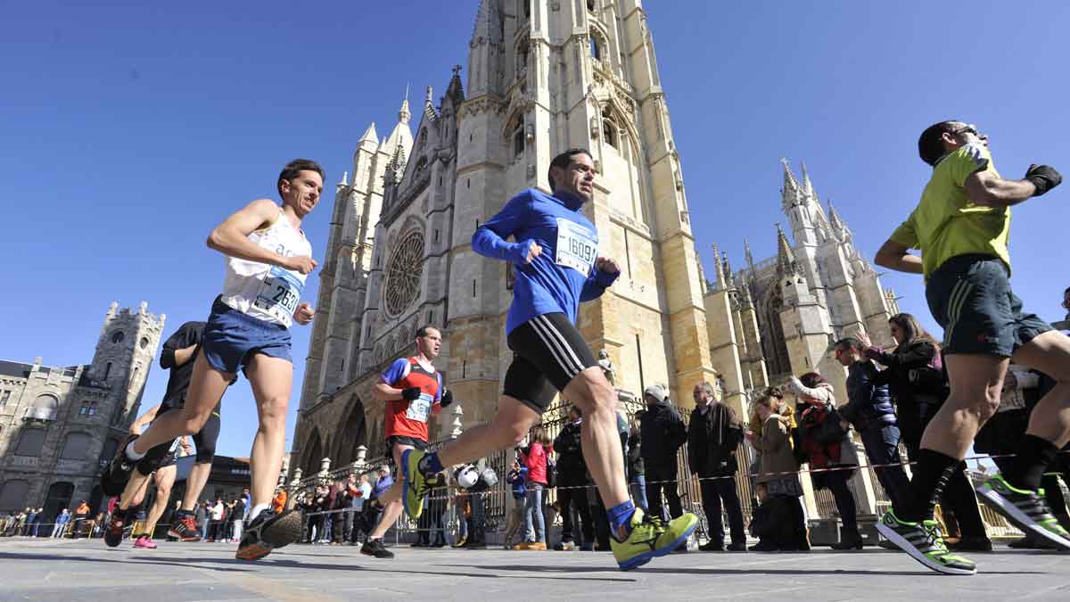 Varios participantes en la media maratón de León. | DANIEL MARTÍN