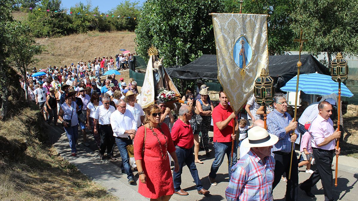 Tras la romería la virgen fue expuesta frente a la ermita. | HURTADO Tras la romería la virgen fue expuesta frente a la ermita. | HURTADO