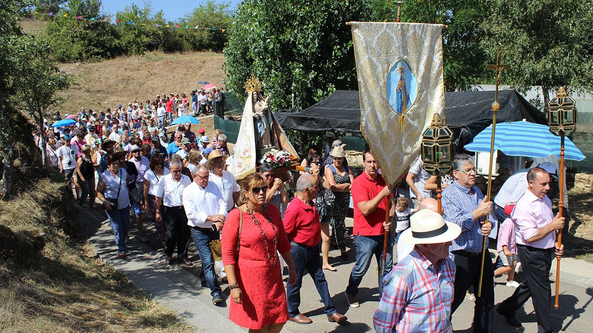 Tras la romería la virgen fue expuesta frente a la ermita. | HURTADO