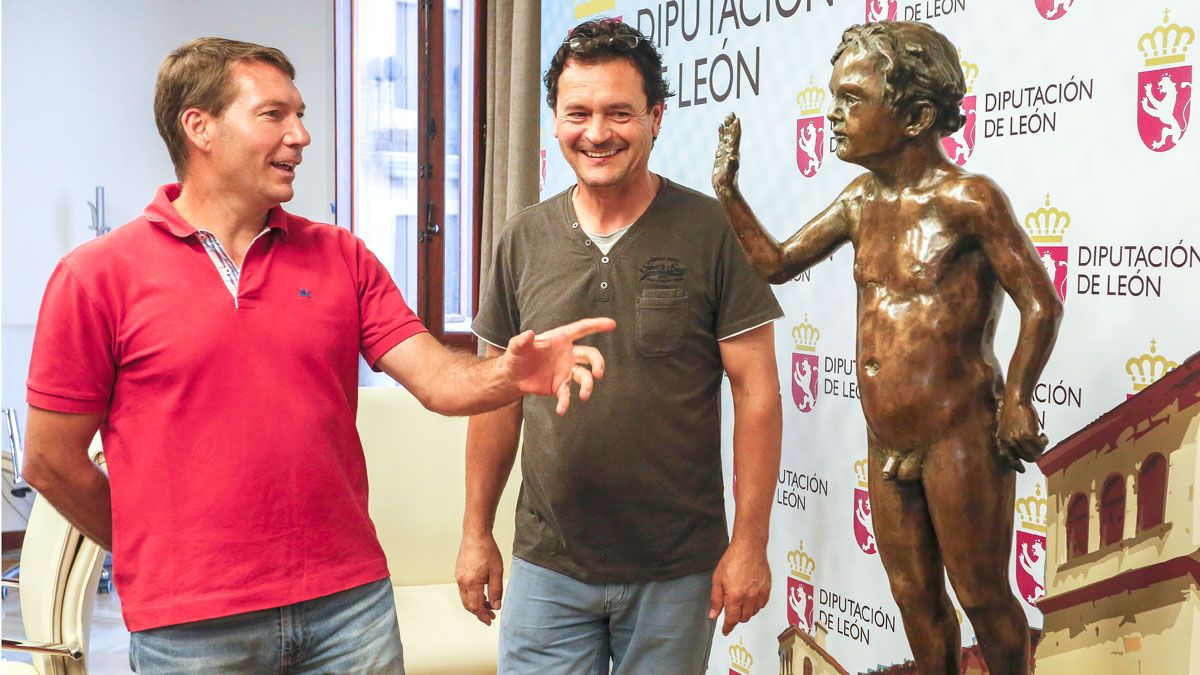 El alcalde del Ayuntamiento de Encinedo, José Manuel Moro, y el escultor Amancio González posan junto a ‘El Fresquín’. | CARLOS S. CAMPILLO (ICAL)