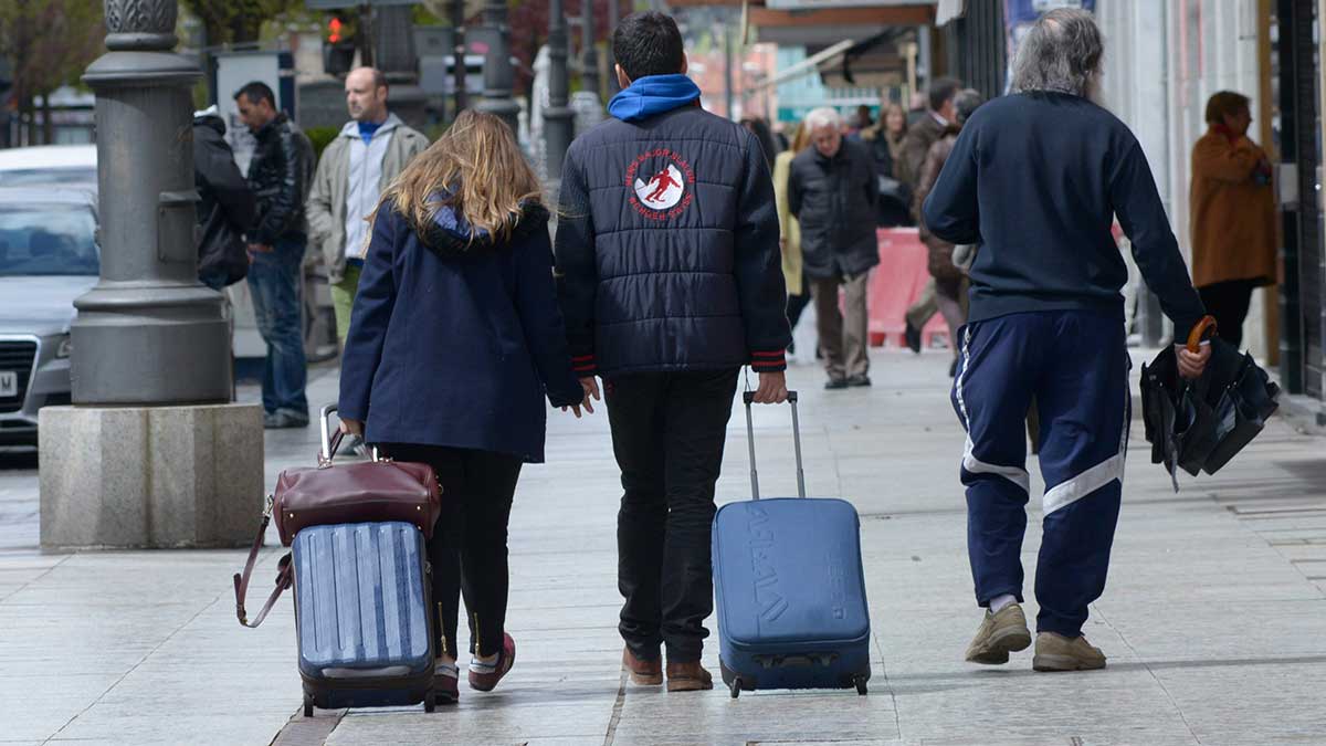 Dos turistas, por el centro de León. | MAURICIO PEÑA