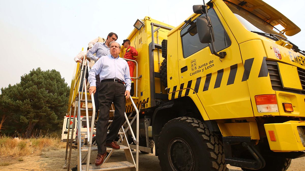 el presidente de la Junta de Castilla y León, Juan Vicente Herrera, y Juan Carlos Suárez-Quiñones durante la visita al puesto de mando avanzado para el incendio del municipio de Encinedo (León). | ICAL
