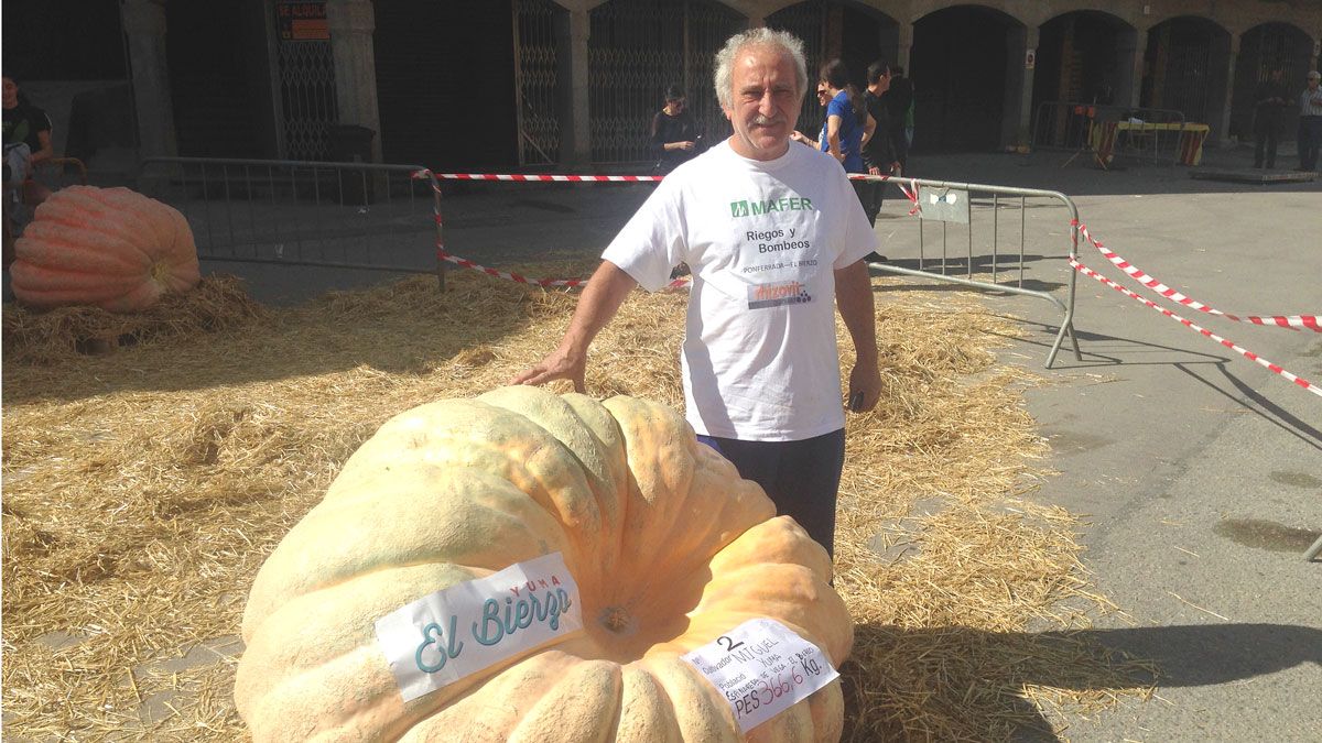 Miguel Yuma posa con la calabaza de más de 366 kilos de peso con la que participó en 2015 en un encuentro de hortelanos en San Feliu de Codines. | L.N.C.