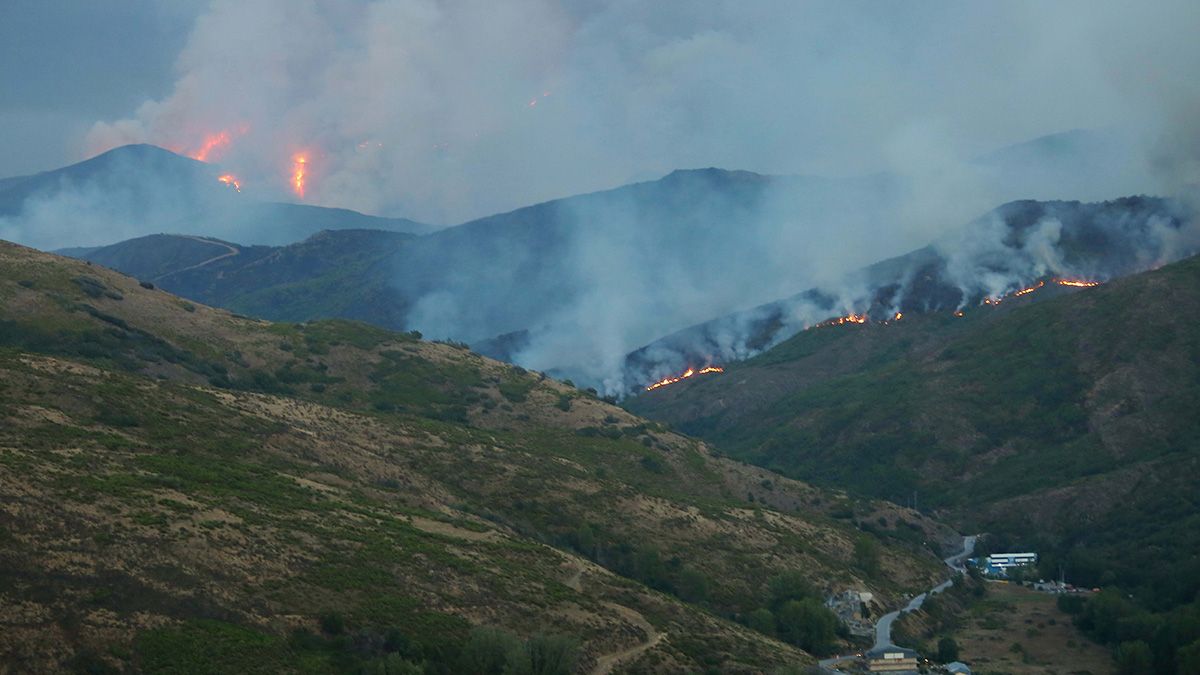 Imagen del incendio de Encinedo. | CÉSAR SÁNCHEZ Imagen del incendio de Encinedo. | CÉSAR SÁNCHEZ