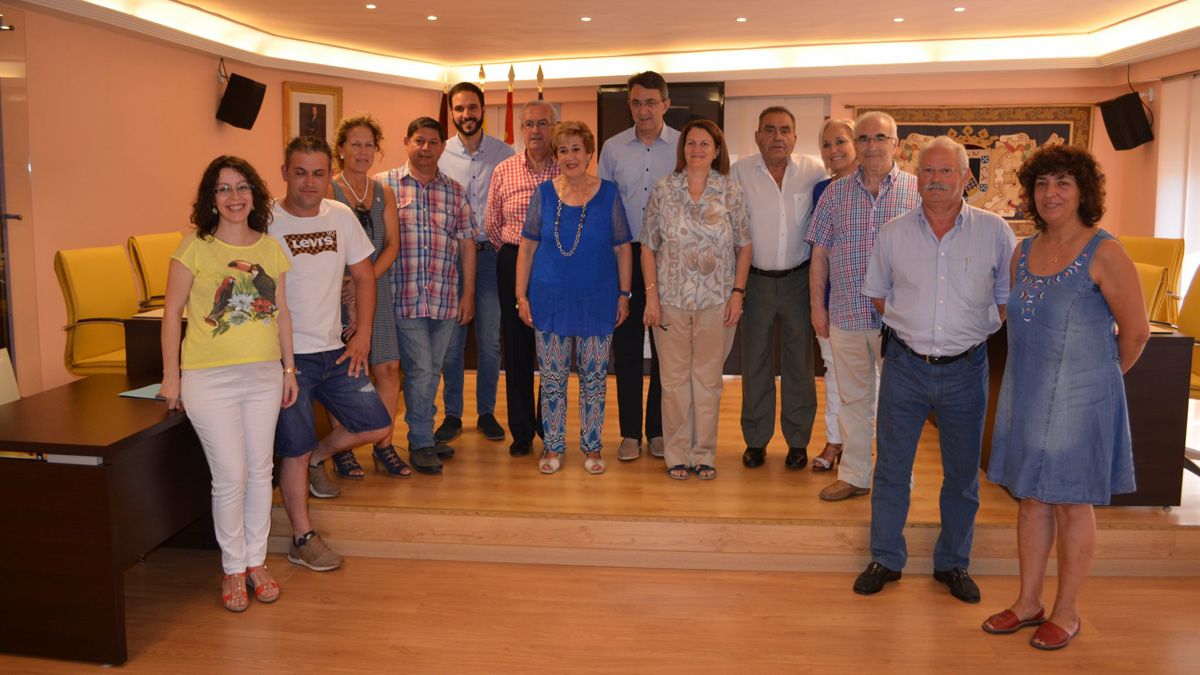 Representantes de las asociaciones junto a Martínez Majo. | L.N.C.
