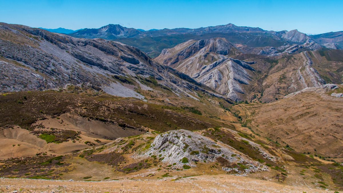 Picos de la Orvia, Muxiven y Cornon al fondo. | Vicente Cargía