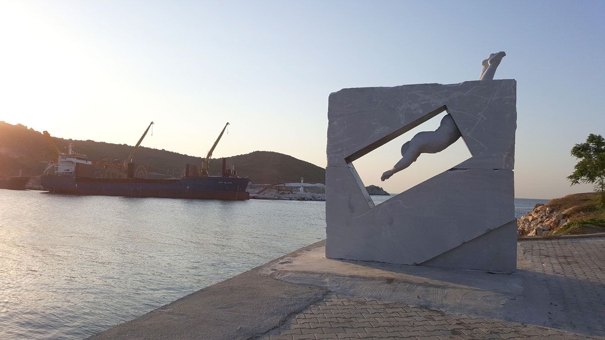 ‘The Jump’  es una gran escultura en piedra que representa a un saltador y que se encuentra ubicada en un acantilado de la isla de Mármara (Turquía). | L.N.C.