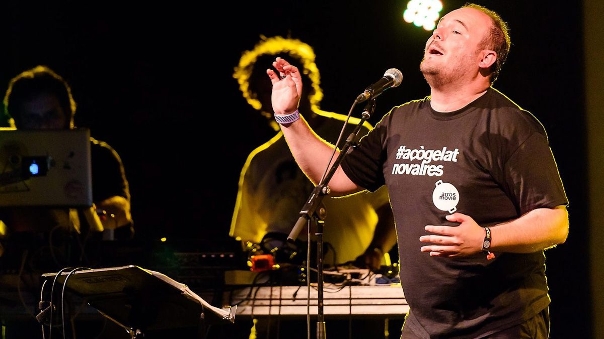 Niño de Elche, además de cantaor, trabaja en proyectos musicales de muy diversa índole.