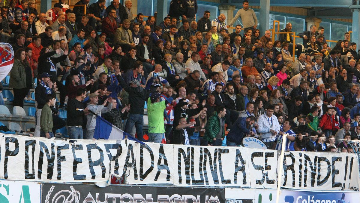 Imagen de archivo de la afición de la Ponferradina durante un partido en El Toralín. | CÉSAR SÁNCHEZ