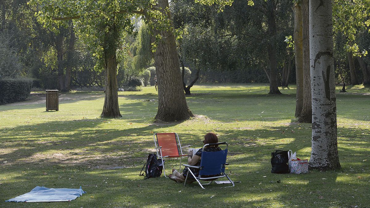 Cada día decenas de personas se acercan a La Candamia para practicar deporte o tomar el sol. | MAURICIO PEÑA