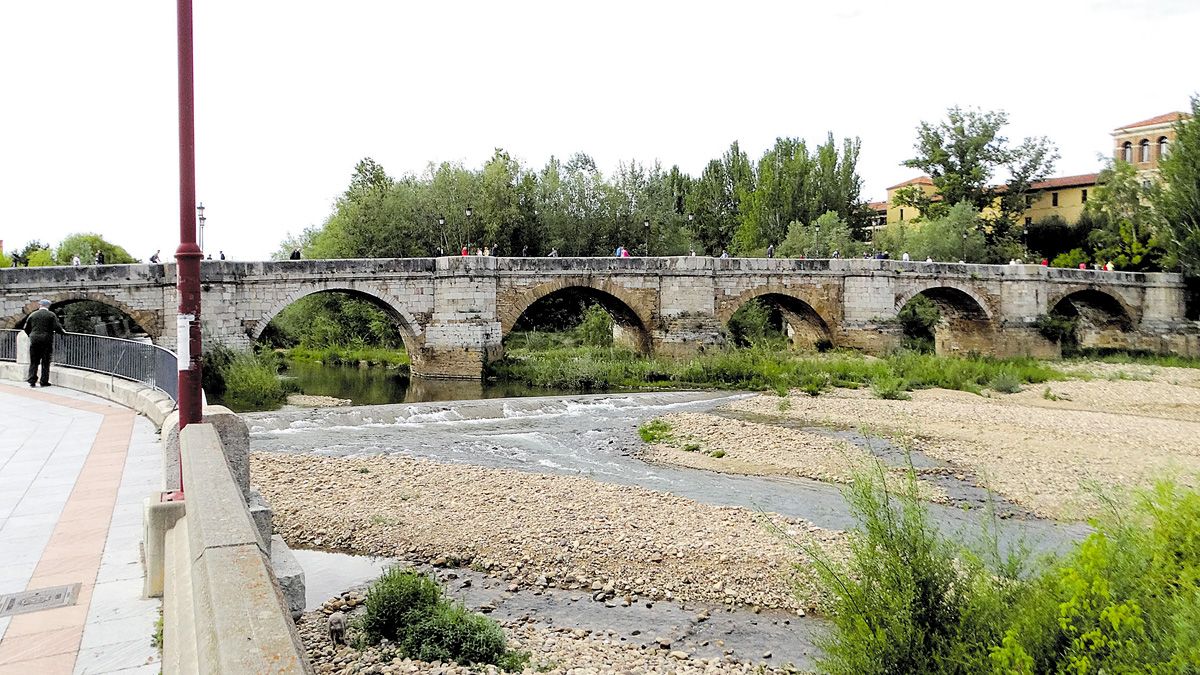 El puente de San Marcos sigue siendo bello y exhibe orgulloso sus centenarias piedras y sus ocho bóvedas de cañón espléndidas en una impronta medieval con toques barrocos y clasicistas. | Luis Solera Selvi.