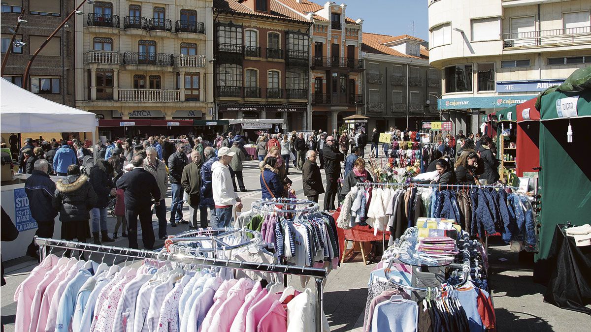 La feria se celebra en la Plaza Mayor de La Bañeza, donde se volverán a instalar los casi treinta puestos. | ABAJO