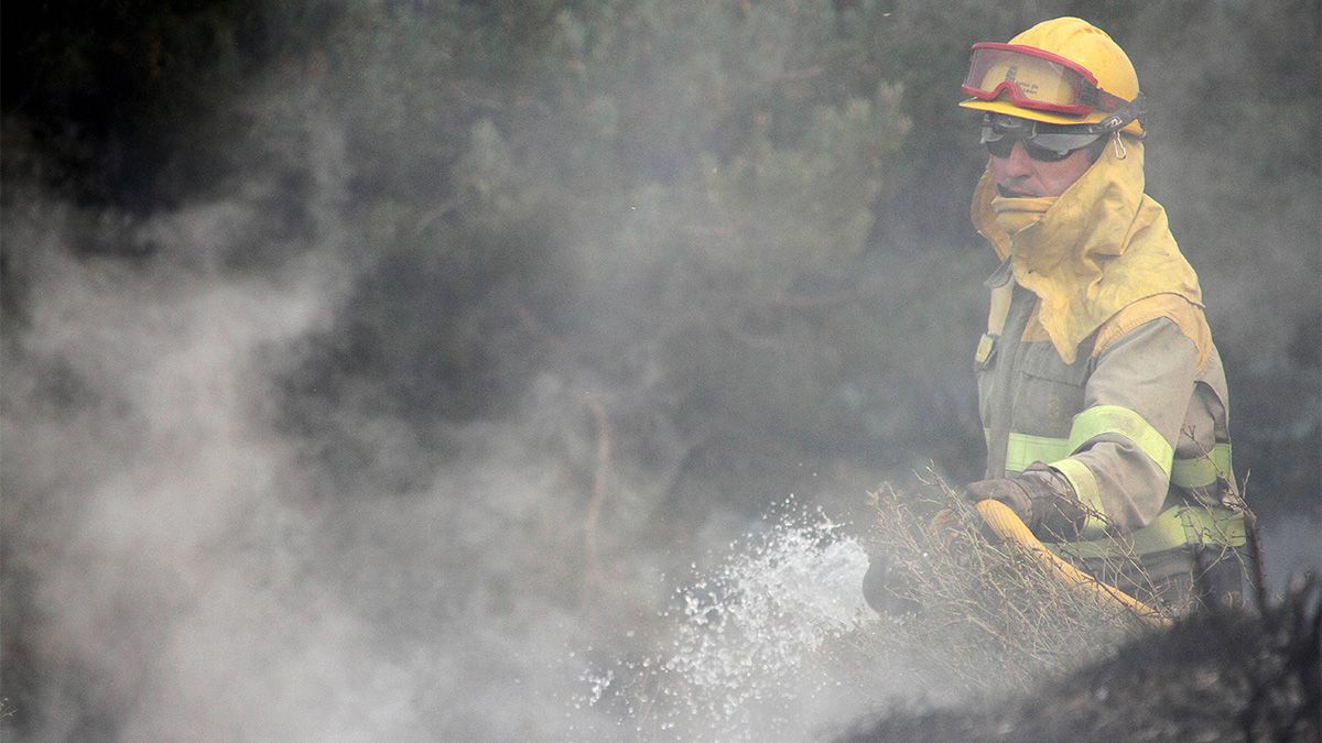 Brigadas anti-incendios trabajando para sofocar las llamas en La Cabrera en una foto de archivo. | ICAL