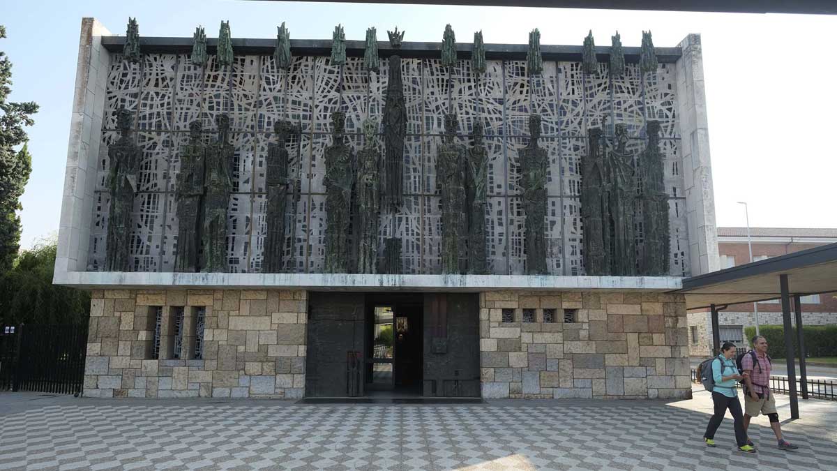Peregrinos a su paso por la Basílica de La Virgen del Camino, ubicada en plena ruta Jacobea. | DANIEL MARTÍN