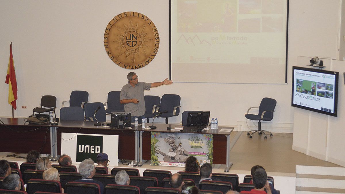 Fernández-Manso durante la conferencia con la que se abrió Villar de los Mundos.