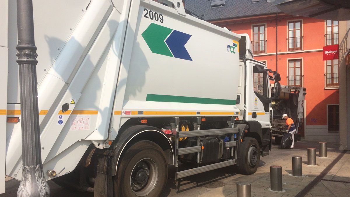 Trabajadores del servicio de recogida de basura tras la suspensión de la huelga. | A. CARDENAL