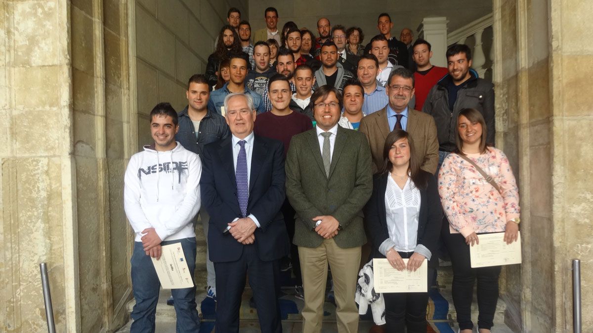 Emilio Orejas entregó a los participantes los diplomas del curso.